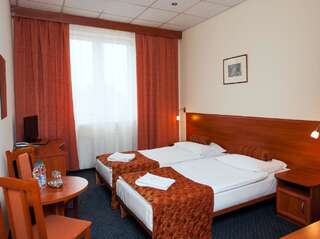 Отель Hotel Arkadia Легница Стандартный двухместный номер с 1 кроватью или 2 отдельными кроватями-1